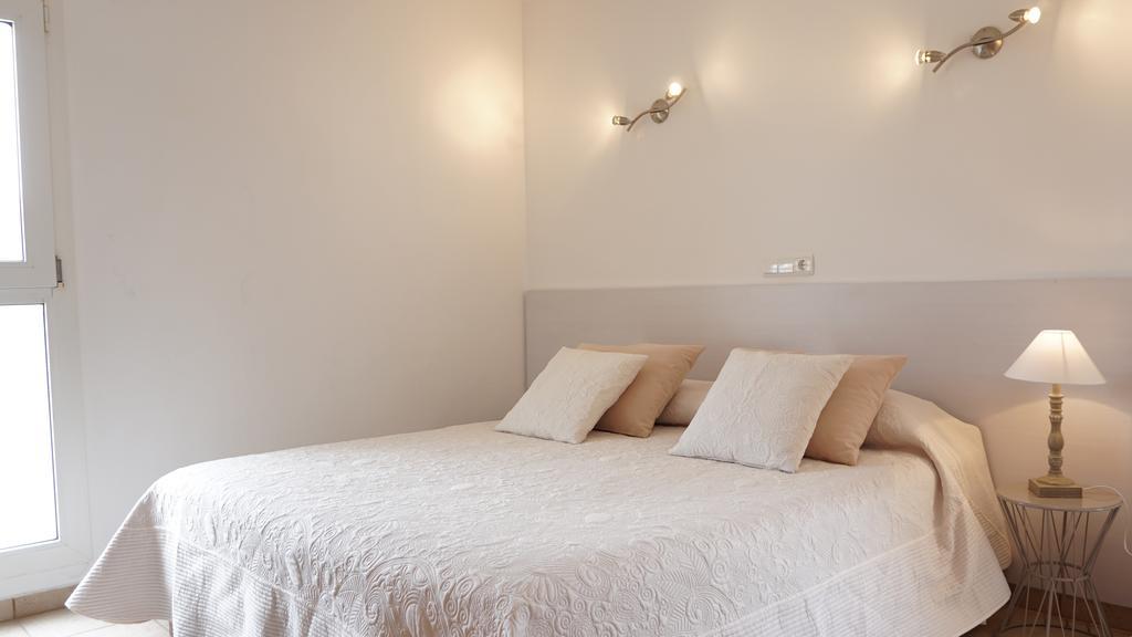 Astbury Apartments Ses Basses Es Calo  Ngoại thất bức ảnh