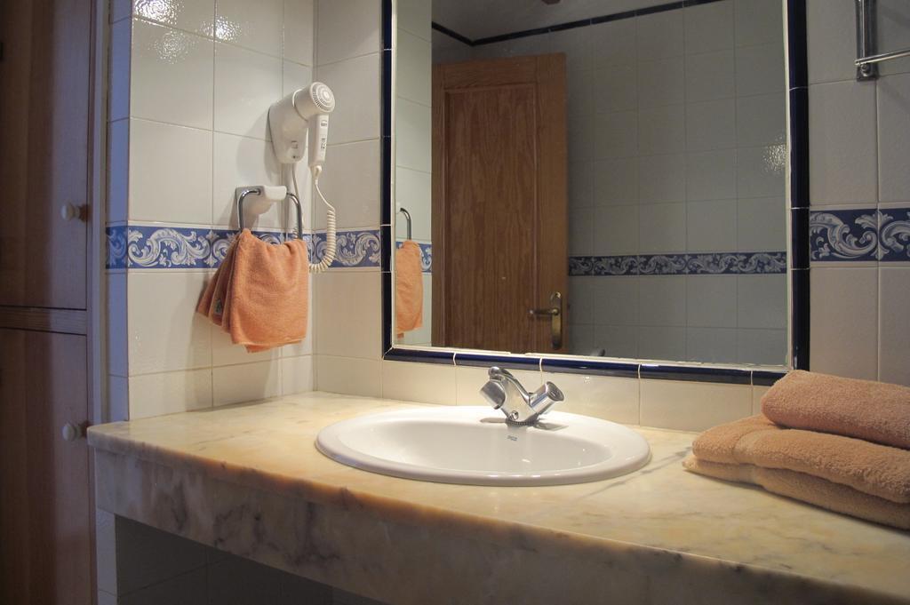 Astbury Apartments Ses Basses Es Calo  Ngoại thất bức ảnh
